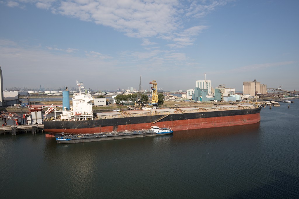europoort maasvlakte rotterdam botlek haven scheepvaart industrie fabrieken marine transport overslag terminal portlantis ferry centrale